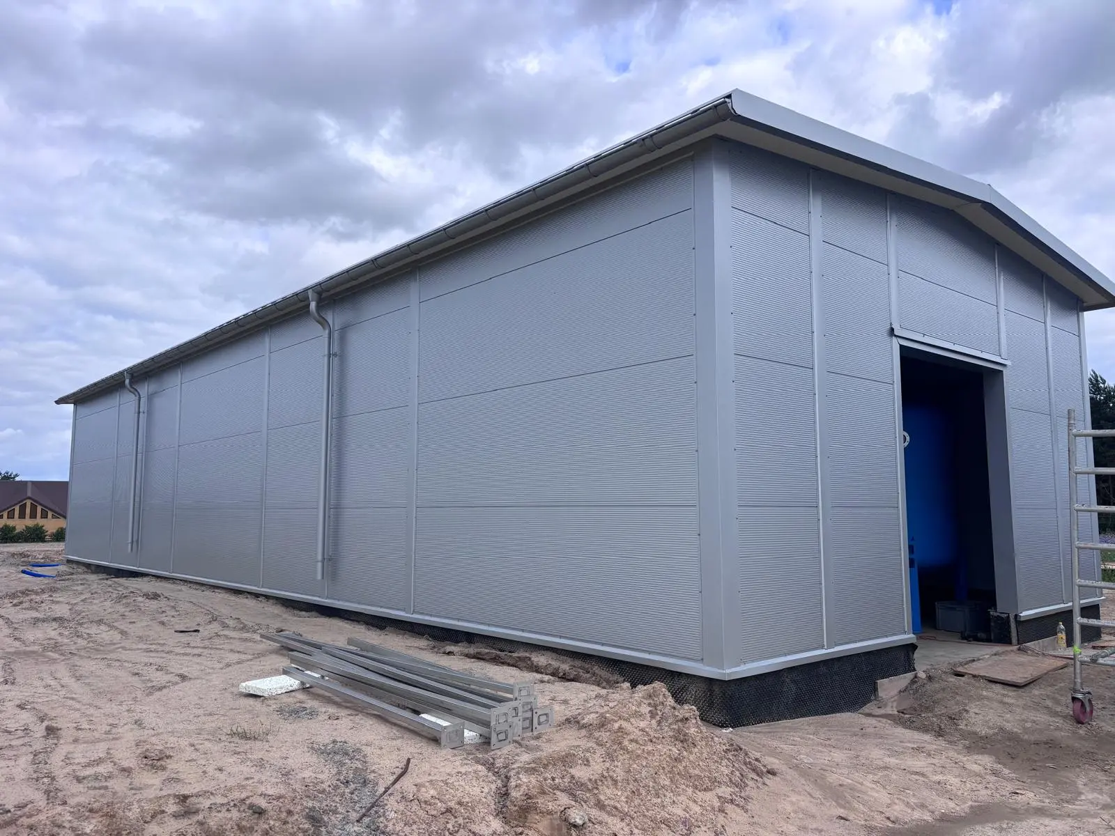 Hala produkcyjna z boku